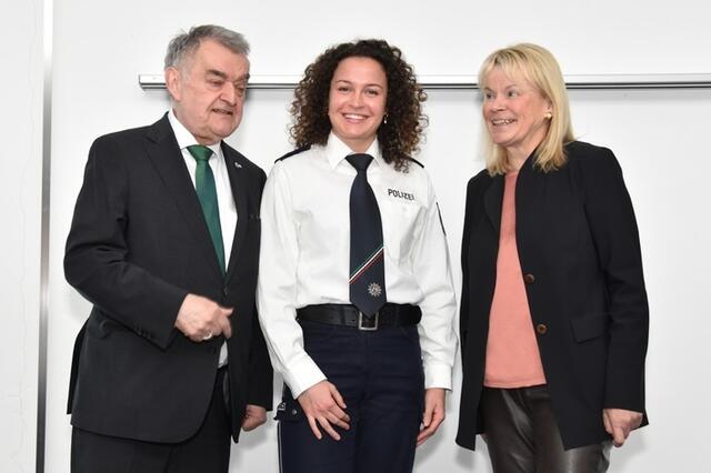 NRW-Innenminister Herbert Reul, Polizeioberkommissarin Nina Marnett und Polizeipräsidentin Friederike Zurhausen bei der Polizeisportlerehrung in Krefeld.
Foto: Polizei Recklinghausen 